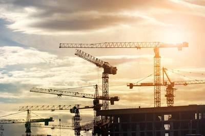 深度解读《房屋建筑和市政基础设施工程中推行施工过程结算的实施意见》 改期结算为过程管控，开启建设工程管理新篇章）\n\n一、引言 一份变革性的行业文件\n\n近年来，随着我国基础设施建设和房地产开发进入存量优化与质量提升并行阶段，传统建设工程竣工验收后一次性结算的模式所导致的结算周期长、争议高发、纠纷频现等矛盾日益突出。《房屋建筑和市政基础设施工程中推行施工过程结算的实施意见》（以下简称《实施意见》）正是在这一背景下应运而生，标志着一场建设工程对结算流程深层次重构的开始。\n\n此文件可称倒逼建筑业从经验
