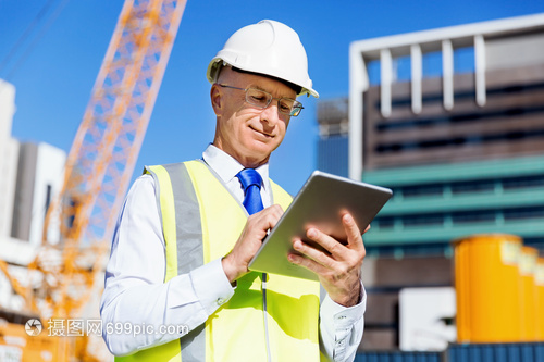 建筑工地的工程师建设者工程师建筑工人施工场景穿着安全背心记事本